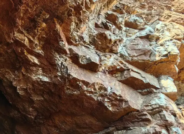 Essai intégré de traitement minéral et de métallurgie des minerais oxydés associés