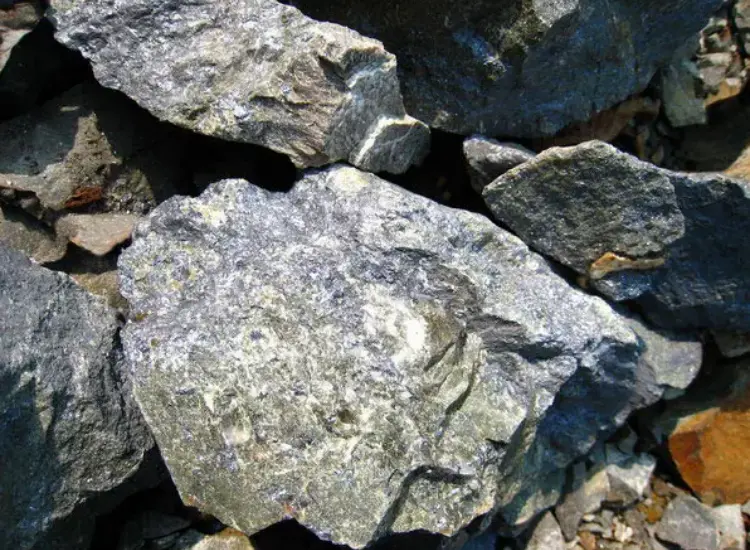 Essai de traitement minéral du minerai polymétallique de tungstène-étain-molybdène