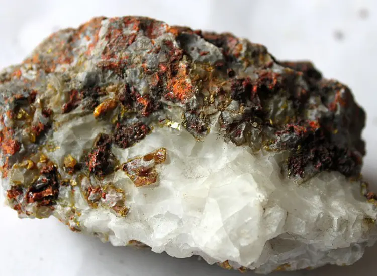 Essai intégré de traitement minéral et de métallurgie des minerais polymétalliques associés